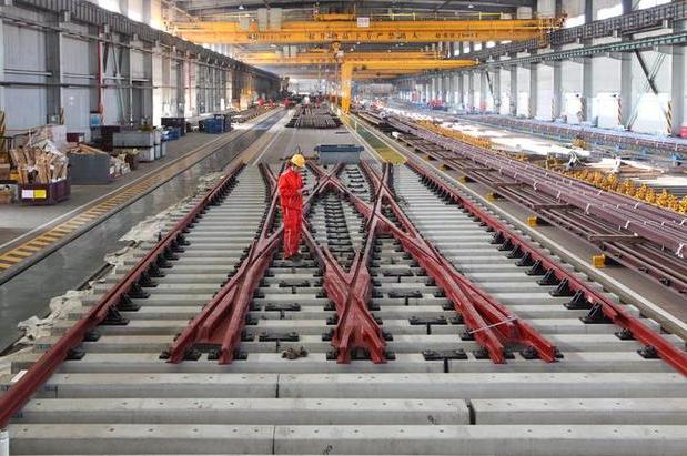 [下雨]库克刚说完离不开，特朗普就要开辟新战场？美国这出“左右互搏”太精彩

在