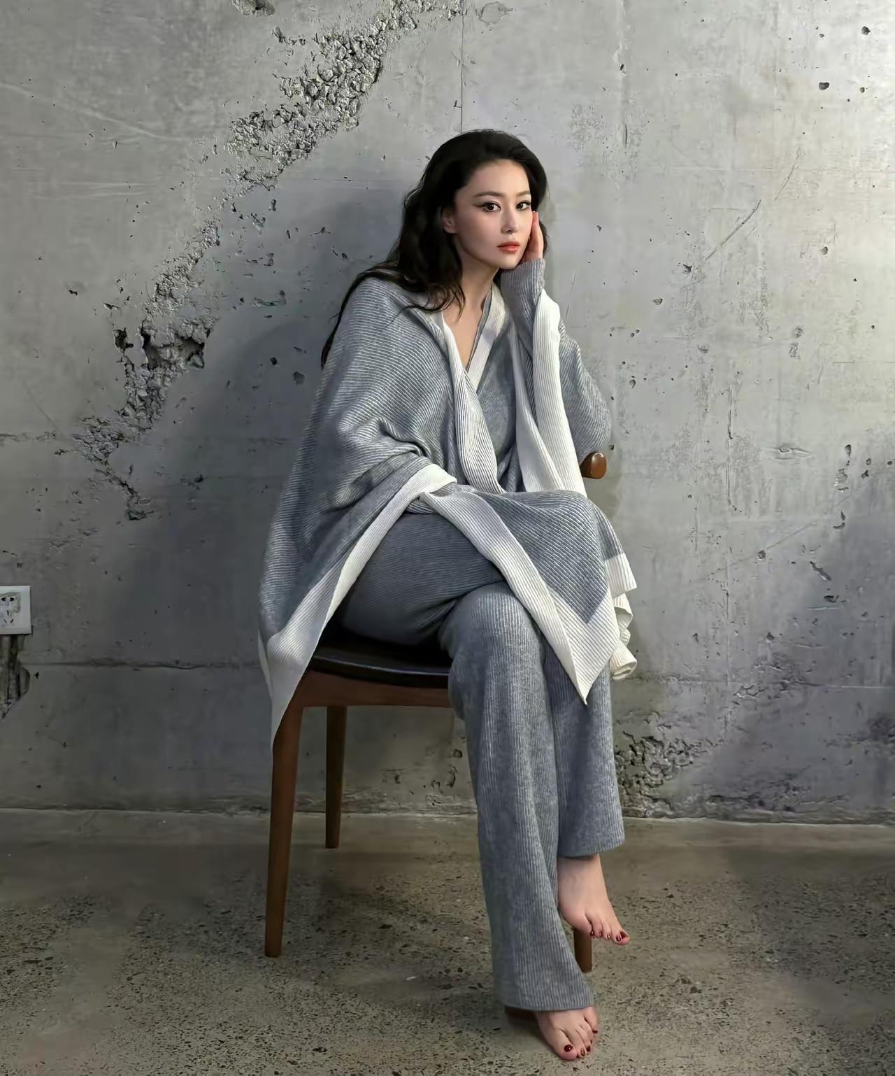 张馨予，170cm，100斤。
还是很有气质的……