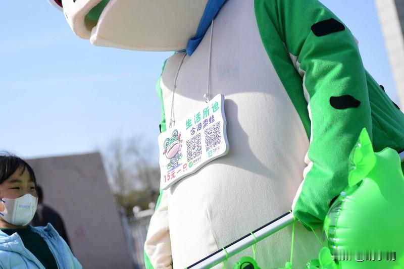 近期，“充气青蛙”涌上美国街头，成了抗议活动的独特标志。在“不要国王”集会上，很