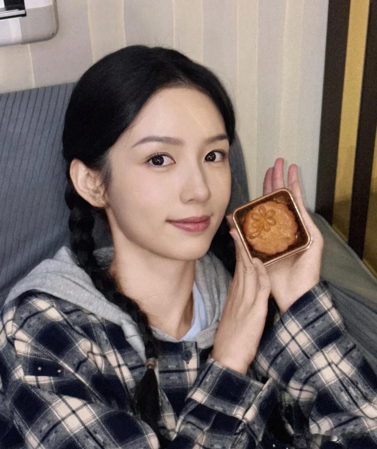 周也简直就是无妄之灾，而我刚跟一个人掰扯，发现有些人的思想跟清朝老封建似的觉得明