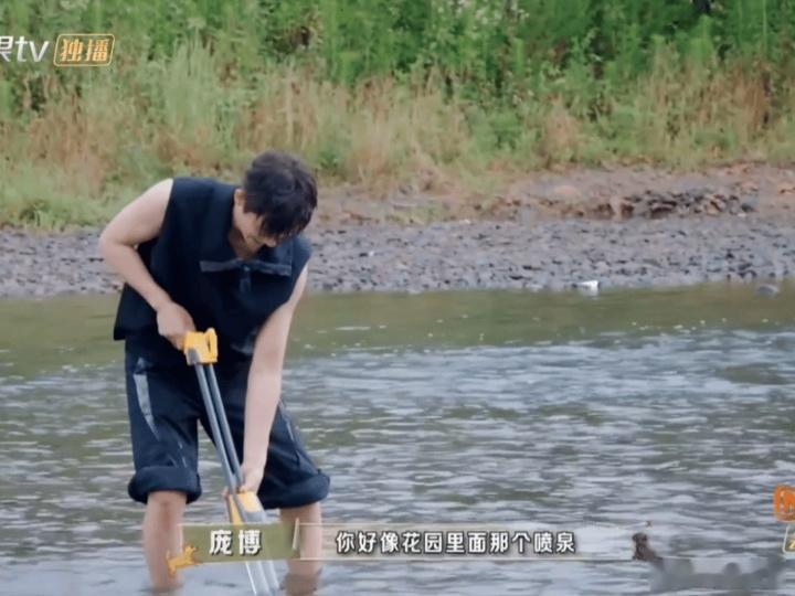 #王安宇上班走秀下班湿透##王安宇只在通勤精致#上班似走秀明星的王安宇，下班湿透