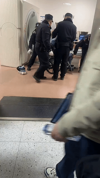 网友在医院里拍到一个坐着轮椅的犯人正在做CT检查。
旁边有几个警察正在卸下他身上