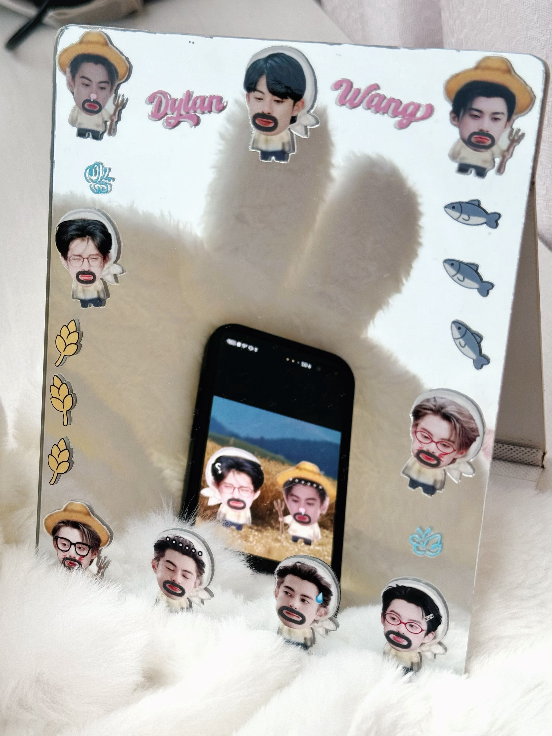 玩一下小仓第一轮打样的贴纸[干饭人]也是随了我猪的“画画天赋” ​​​