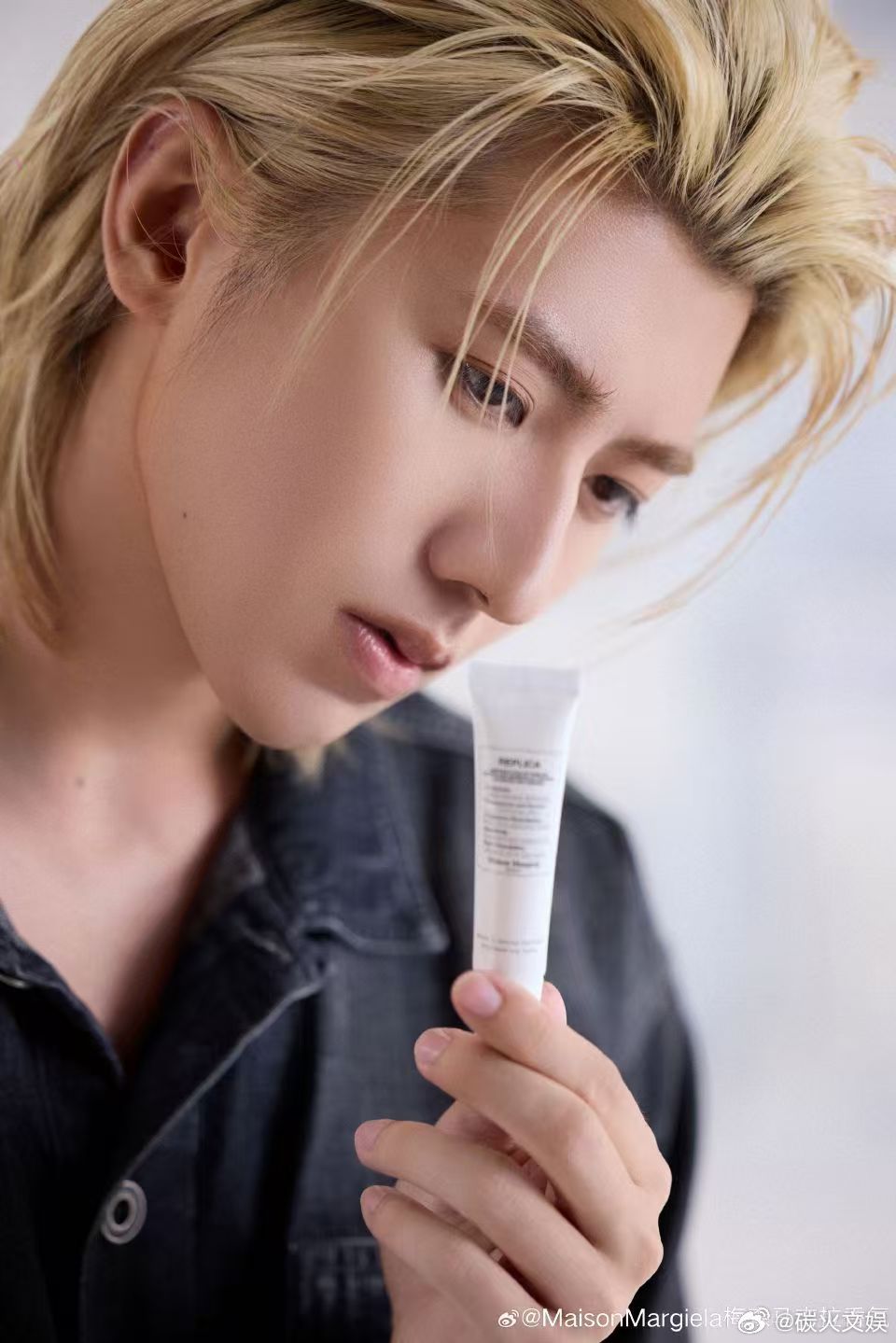 蔡徐坤探寻记忆的新触点蔡徐坤重释慵懒的维度蔡徐坤探寻记忆的新触点，重释慵懒的维度