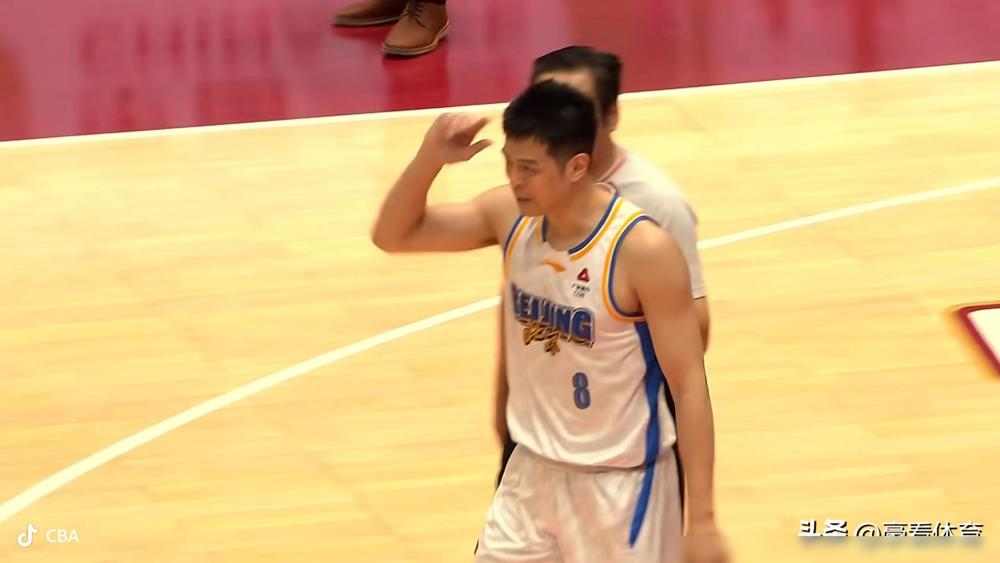方硕，4分钟，-9正负值，3犯1技犯。
数据不会骗人。
昨晚对浙江，他打了4