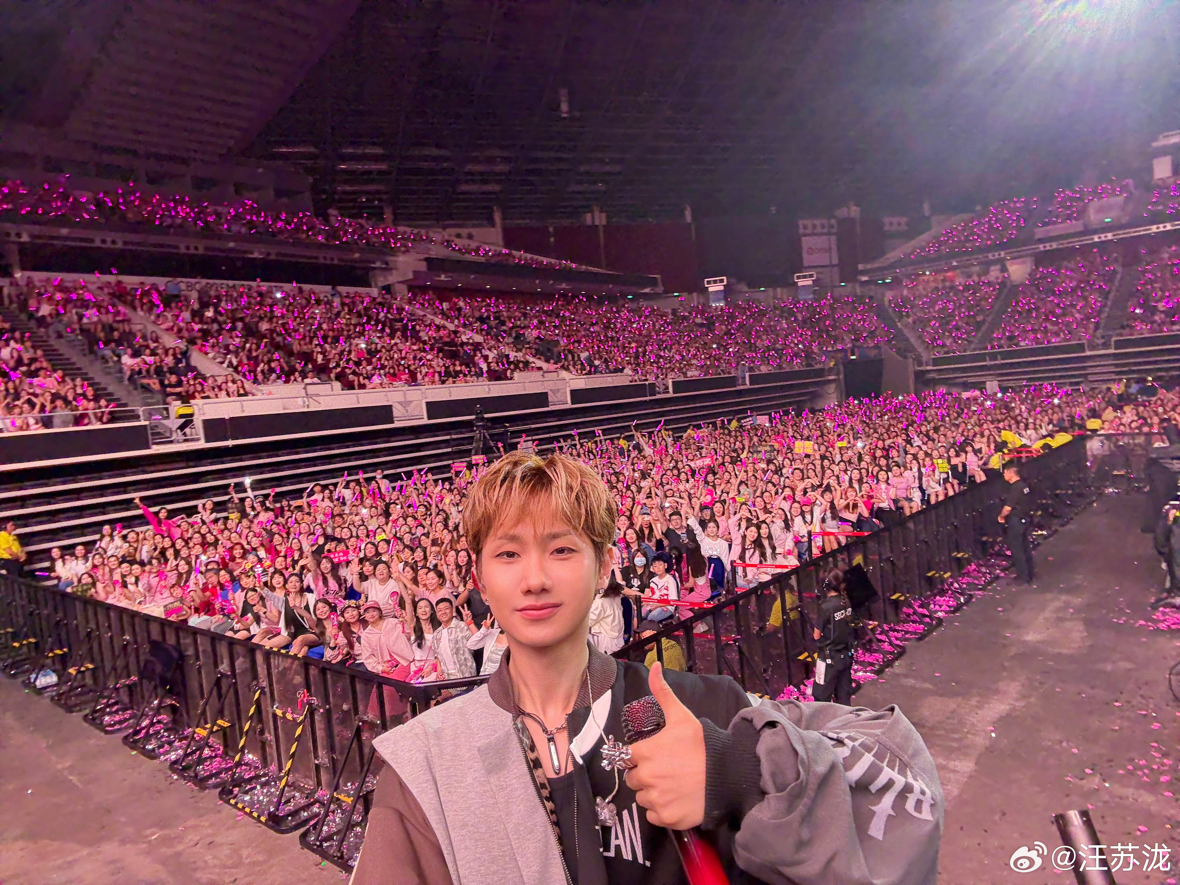 汪苏泷新歌深奥问题全场大合唱 全场齐声合唱的瞬间，歌声汇成温柔的海，汪苏泷的现场