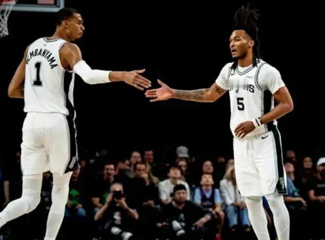 NBA西部半决赛，马刺对阵雷霆的比赛中，出现了相当奇葩的一幕。球队年轻球员挑起大