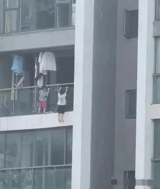 据了解视频拍摄于8月7日，事发地点为贵州省贵阳市北京西路附近一小区，两名孩子所在