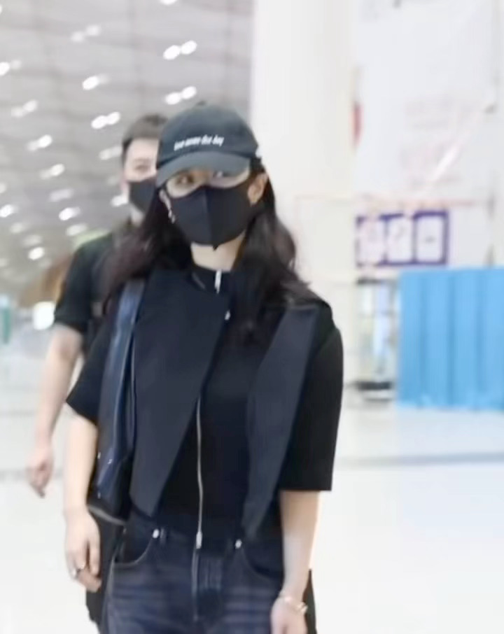 杨紫米兰出发，全套黑色私服穿搭氛围感拉满！走路带风好美好酷好飒，完全老公级别！杨