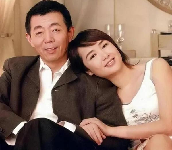 蒋雯丽：把头靠在男人的肩膀上很惬意！那天，蒋雯丽和她的老公、著名导演顾长卫在一起