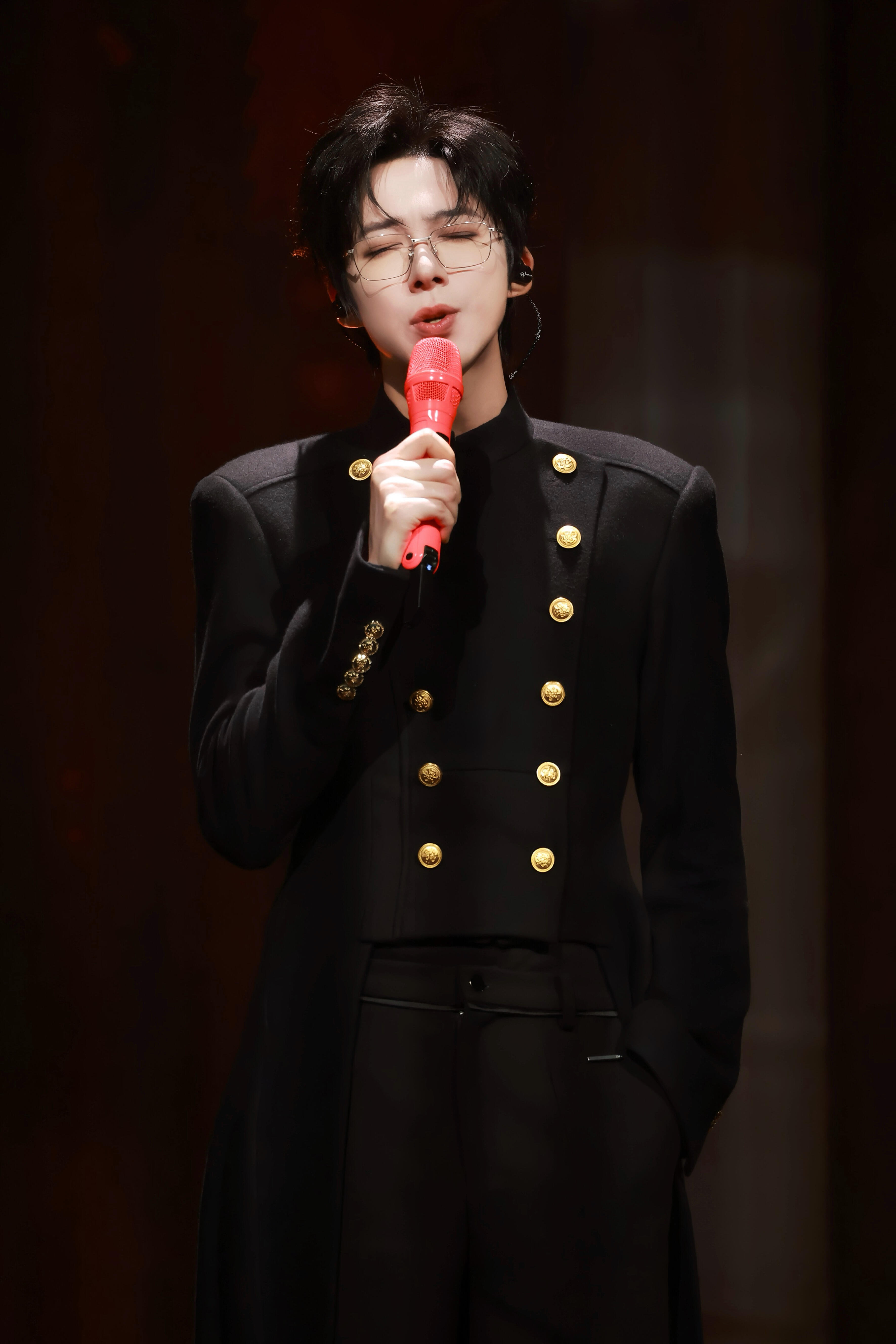 刘宇宁剑眉星目，身姿挺拔，天生的衣架子～ ​​​