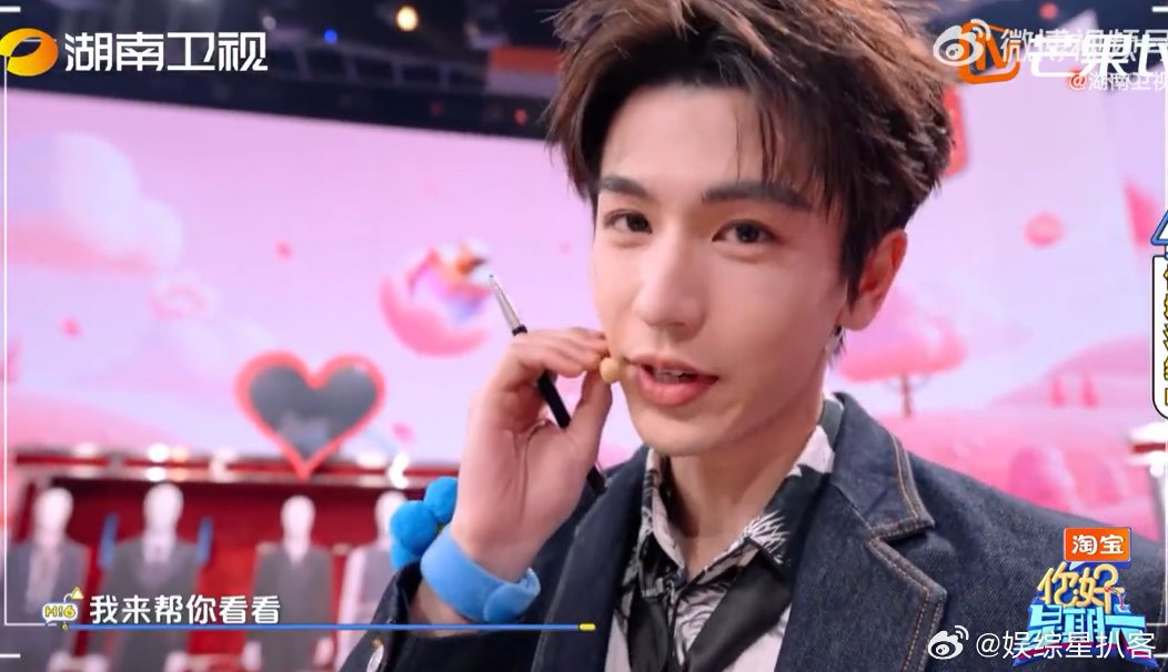 张凌赫田曦薇怼脸对视这一下第一视角嗑到了张凌赫田曦薇你好星期六自习室里的心动瞬间