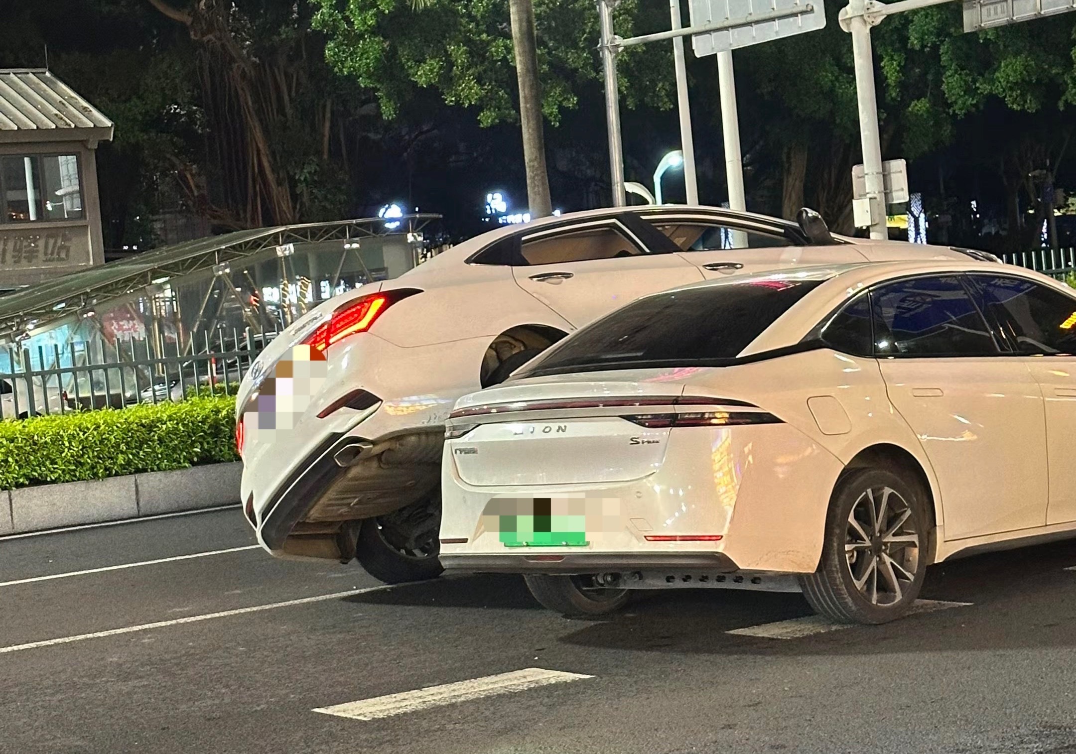 【南宁某街区道路小车骑到新能源小车上】6月17日晚，广西南宁某街区道路一辆小轿车