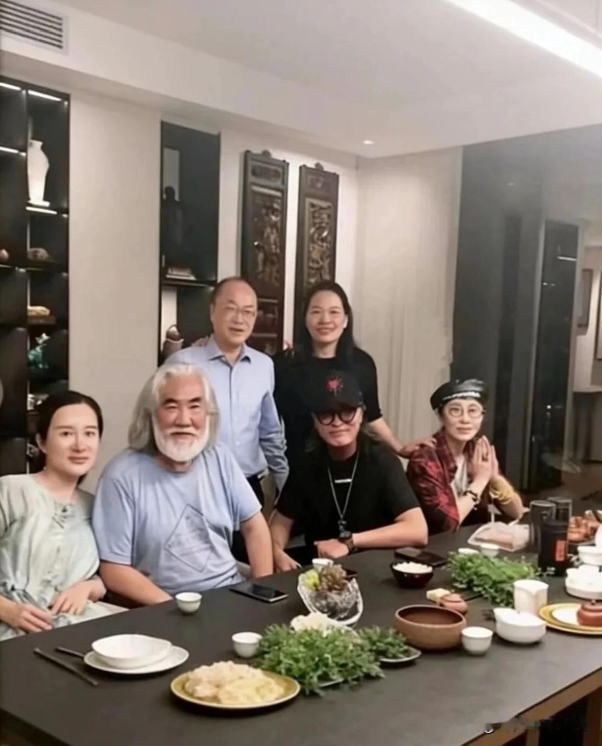 这是著名导演张纪中携妻子杜星霖在岳父、岳母家中做客聚餐时，留下的一张合影。时年7