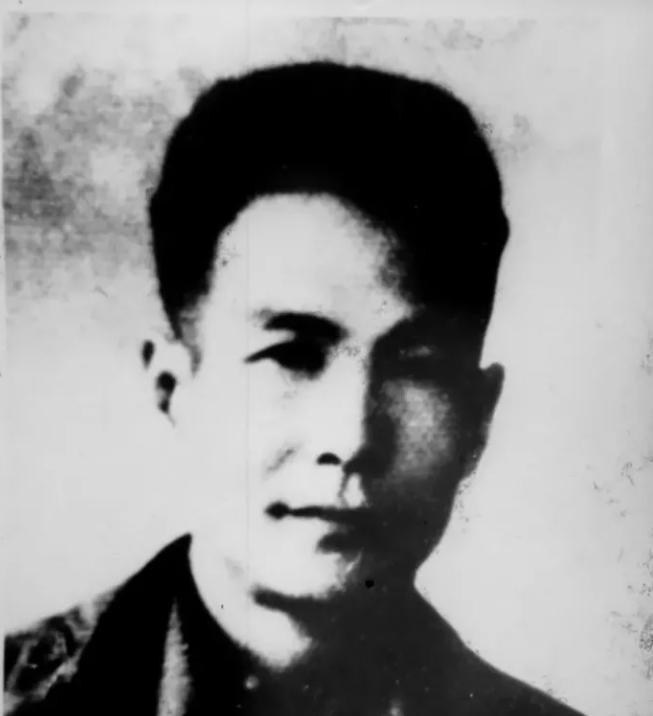 1948年，狱医刘石人去女牢给犯人看病，刚到门口，一个女犯突然踉跄一下摔倒在他身