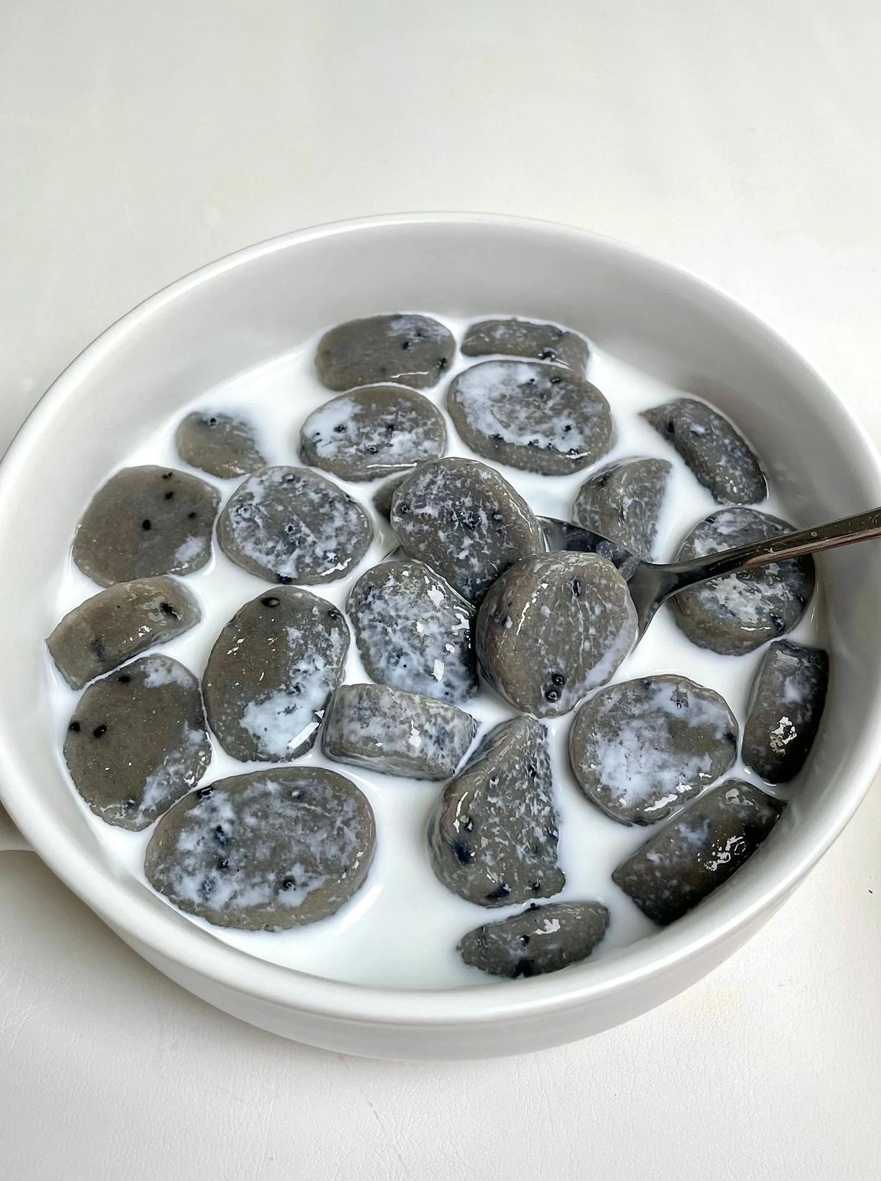 颜值爆表!比珍珠芋圆更好吃的黑芝麻阿达子！
       夏季少不了好吃又好喝的