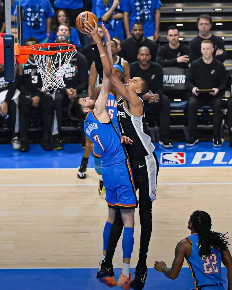 惊雷破空，震彻篮坛！NBA官方发布逐帧典藏镜头，将文班亚马这记旷世隔扣的惊艳瞬间
