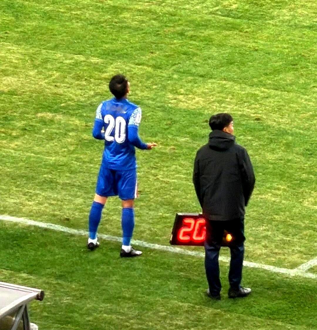 于汉超确定退役，今晚是最后一场比赛。
 

赛后发布会上，申花主教练斯卢茨基亲口