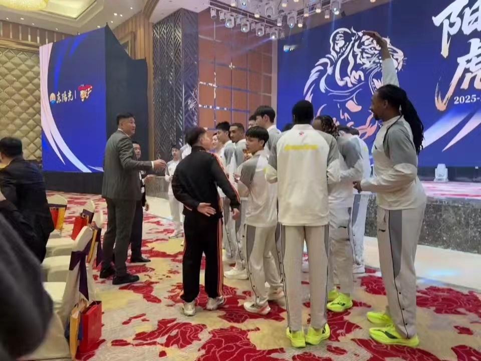 该敬酒时就得敬“酒”，哪怕是外援。 