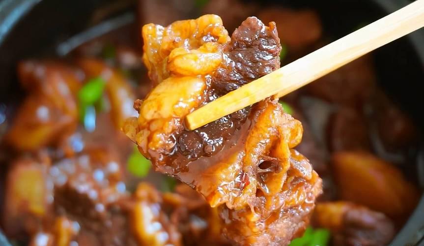 牛肉炖不烂，不是时间不够长，而是没有放它
炖煮牛肉时，加入茶叶可以让牛肉更加软烂