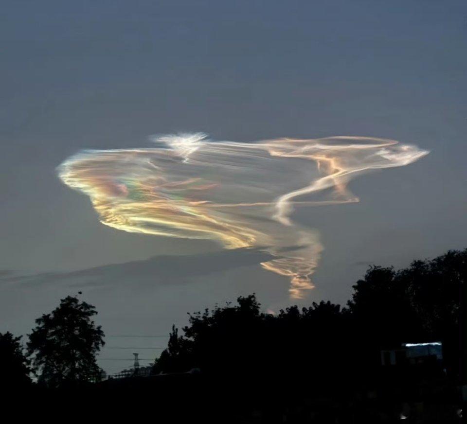 北京天空 9月29日傍晚，北京多地网友拍到天空中出现发光不明物体，或呈雾状光团带