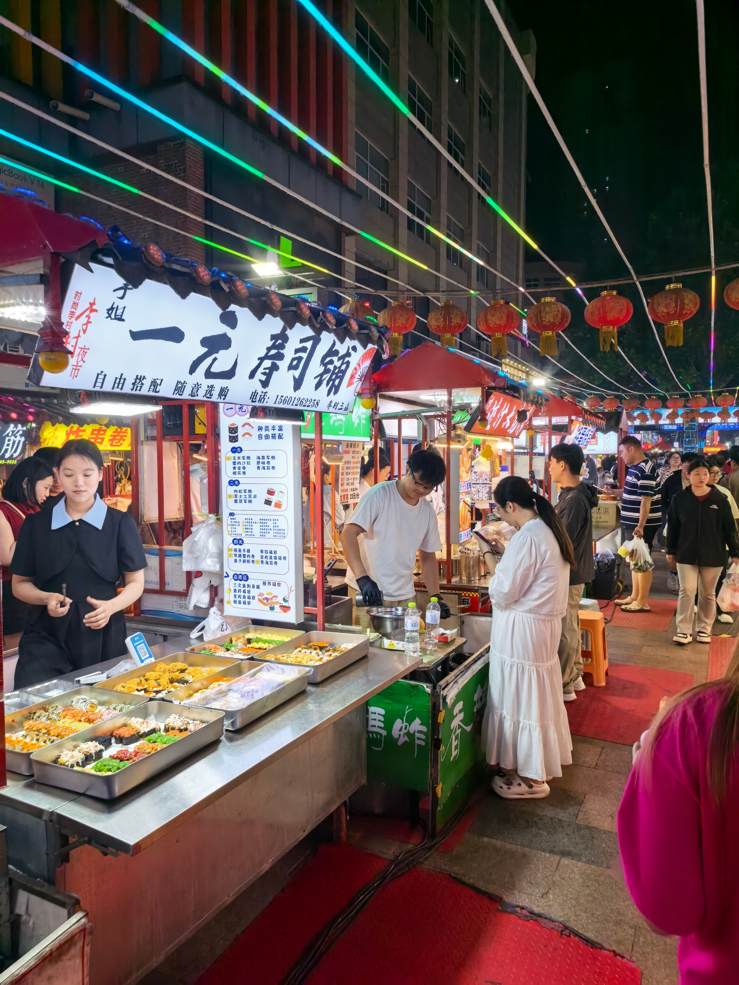 夜市转了一圈，馋哭了……想起是要减肥的人，我啥也没买，头也不回的走了。[doge