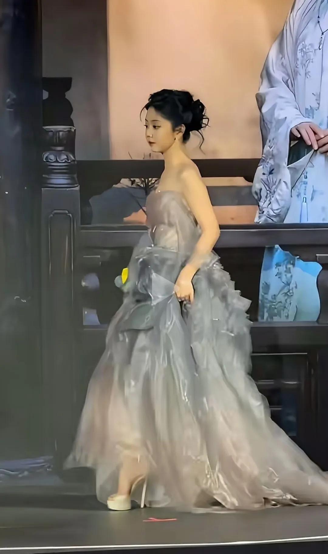 男生得多高啊？

你看女主穿那么高的鞋子才到他脖子处。

该说不说这男主是挺帅，
