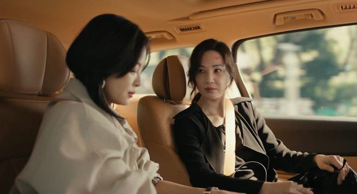 郑希怡勾辛芷蕾下巴这一下 郑希怡勾辛芷蕾下巴苏感拉满！轻轻一勾藏尽宠溺，霸道中带