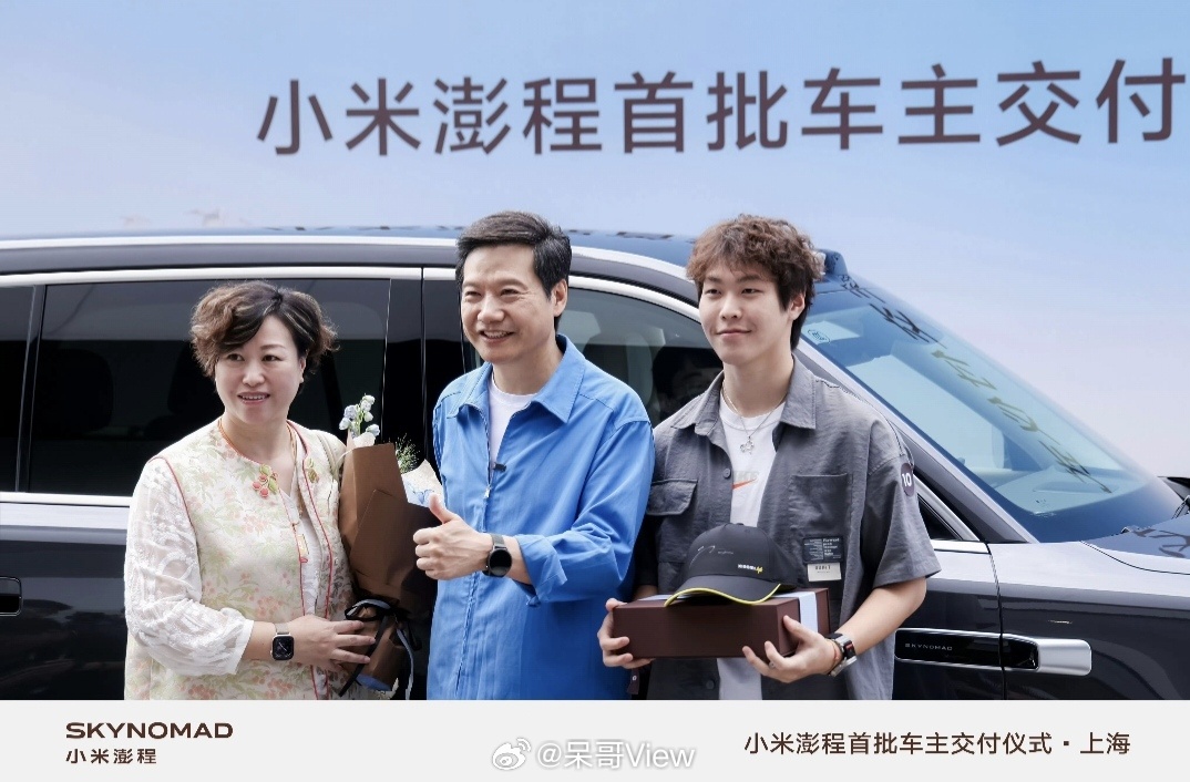 金牌销售雷军又在交车。我也不是小米汽车的无脑吹，像雷总这种大老板，以前普通人只能