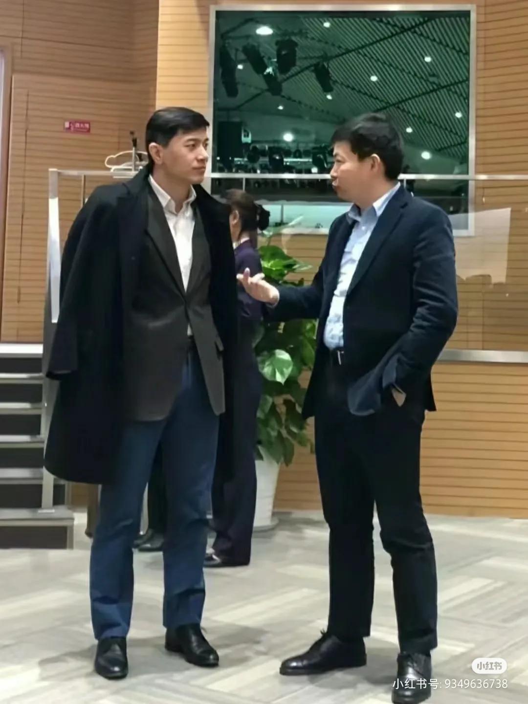 华为余承东这气场给人感觉好像是在给李彦宏指导工作……
李彦宏虽然是百度创始人、董