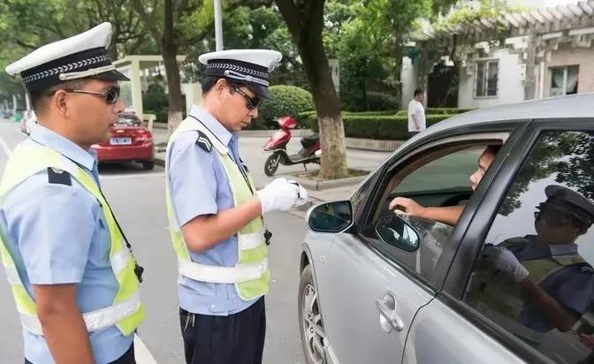 今天终于霸气了一次，交警被我气走了！今天开车去办点私事，走到一个十字路口，绿灯起