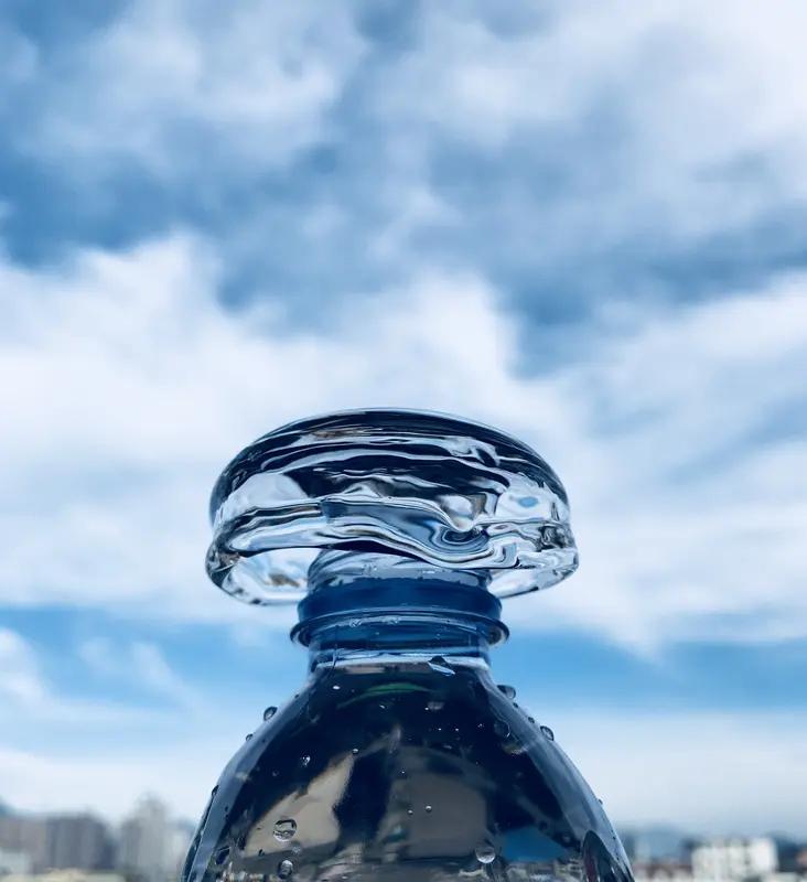 鱼离不开水，人离不开啥呢？我觉得首当其冲是空气。没了空气，几分钟人就没了，就像鱼