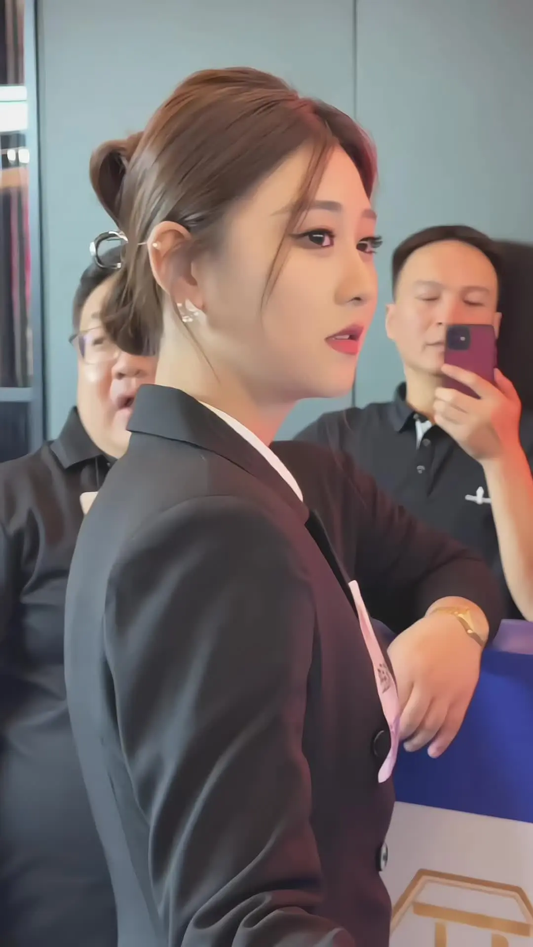 她什么都不在乎，所以她一直很漂亮。