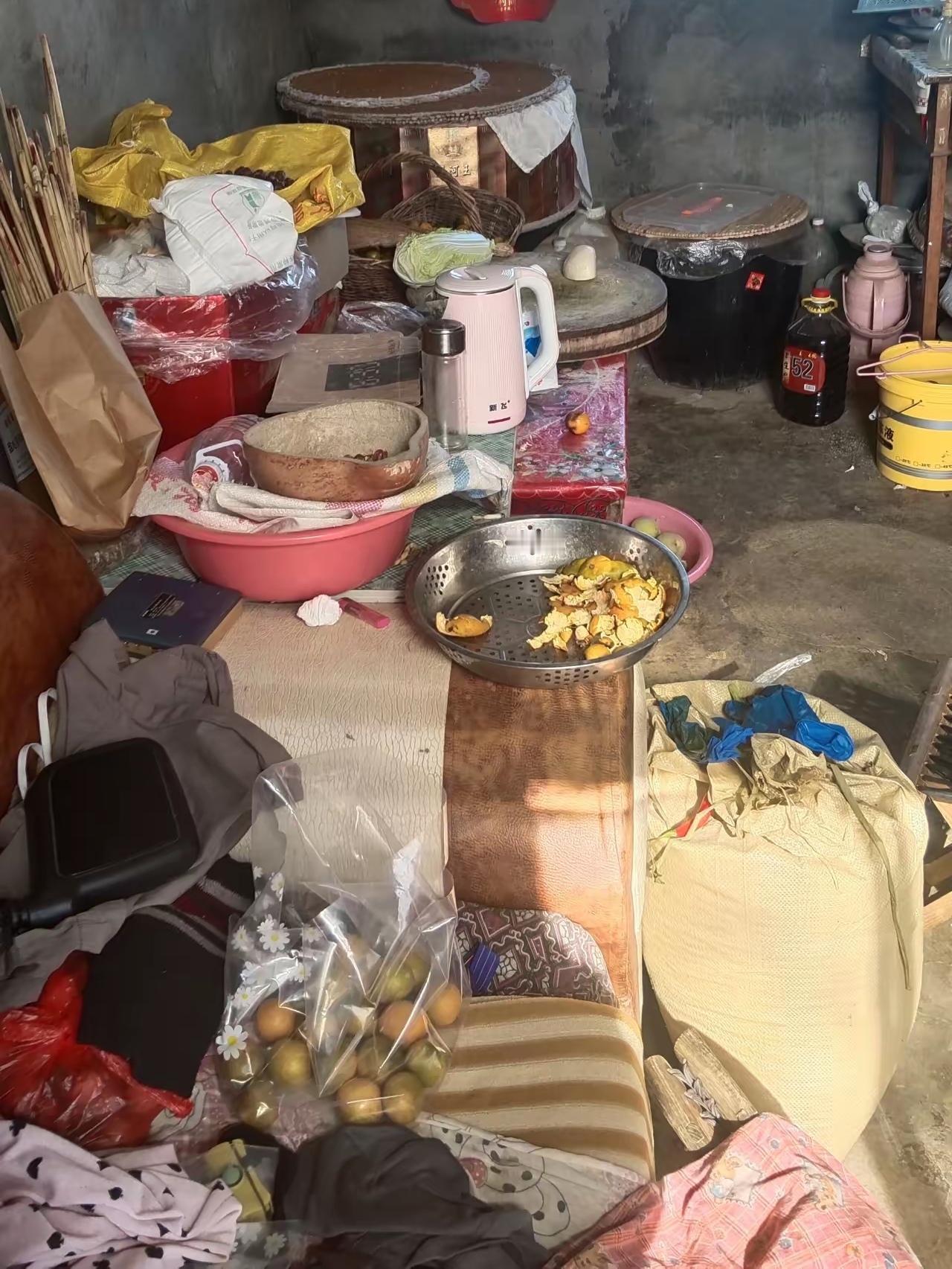 你能想象家里脏到何种程度吗？我婆婆家绝对能刷新你的认知，堪称脏乱差“天花板”！今