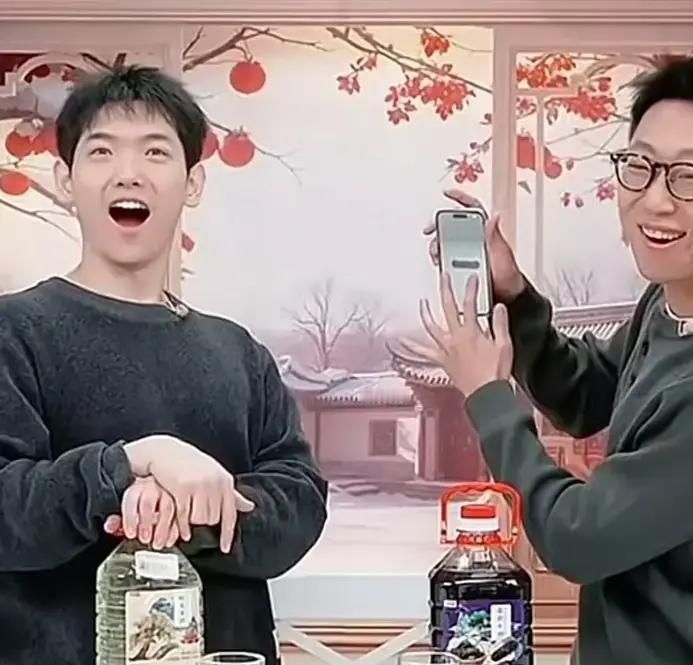 汉森在会议室随口一句“墙得钉指立板”，公司真把试衣间隔断拆了重装，龙骨加木工板，