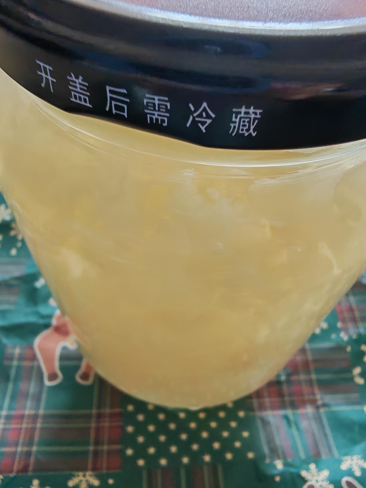 我发现了一个秘密，悄悄告诉你一下，熬煮银耳羹的时候，一定要用小火！记住没？大火绝