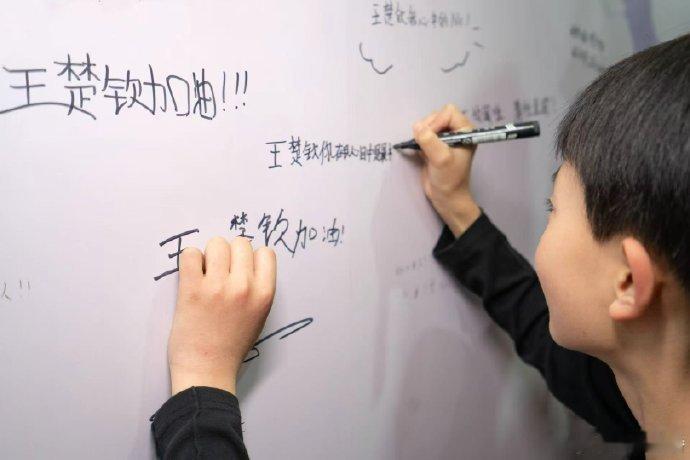 原来县域中小学也有乒乓球联赛榜样的力量在此刻具象化了 谁能想到高原小县城的操场边