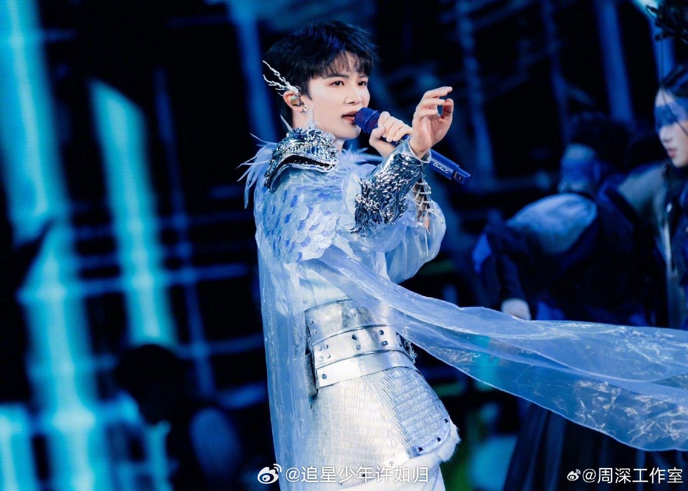 周深两分钟视频含泪量 从盛夏唱到寒冬，从南国走到北疆，周深用两分钟的光影串联起跨