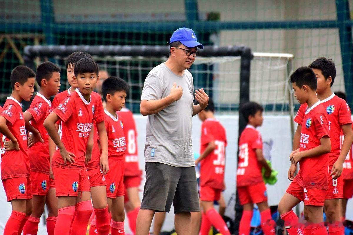 这场吸引3500万人围观的“2034杯”小学生足球赛，爆火的核心是戳中了大众对“