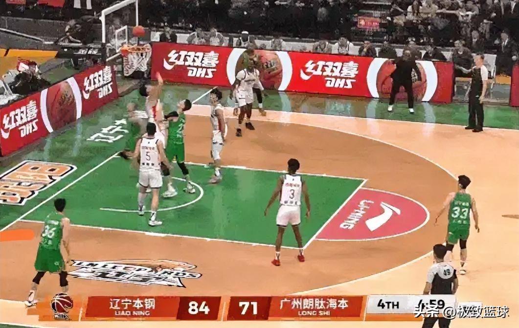 辽宁男篮老将赵继伟简直太勇猛了！在今日辽宁对阵广州的末节比赛中，赵继伟借李晓旭掩