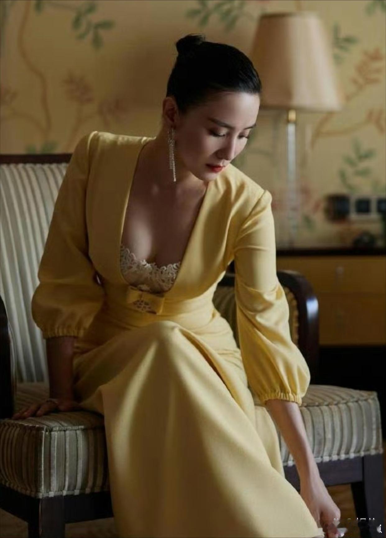 宋佳的身材真的太绝了！曲线玲珑又自带气场，那种不经意间透出的性感张力，“欲”感直