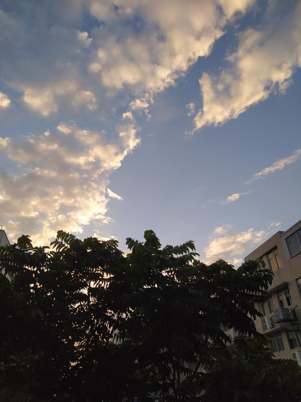 汕头的蓝天上，每天都在上演大片，无论什么时候，只要你抬头，天上的云彩就会在不经意