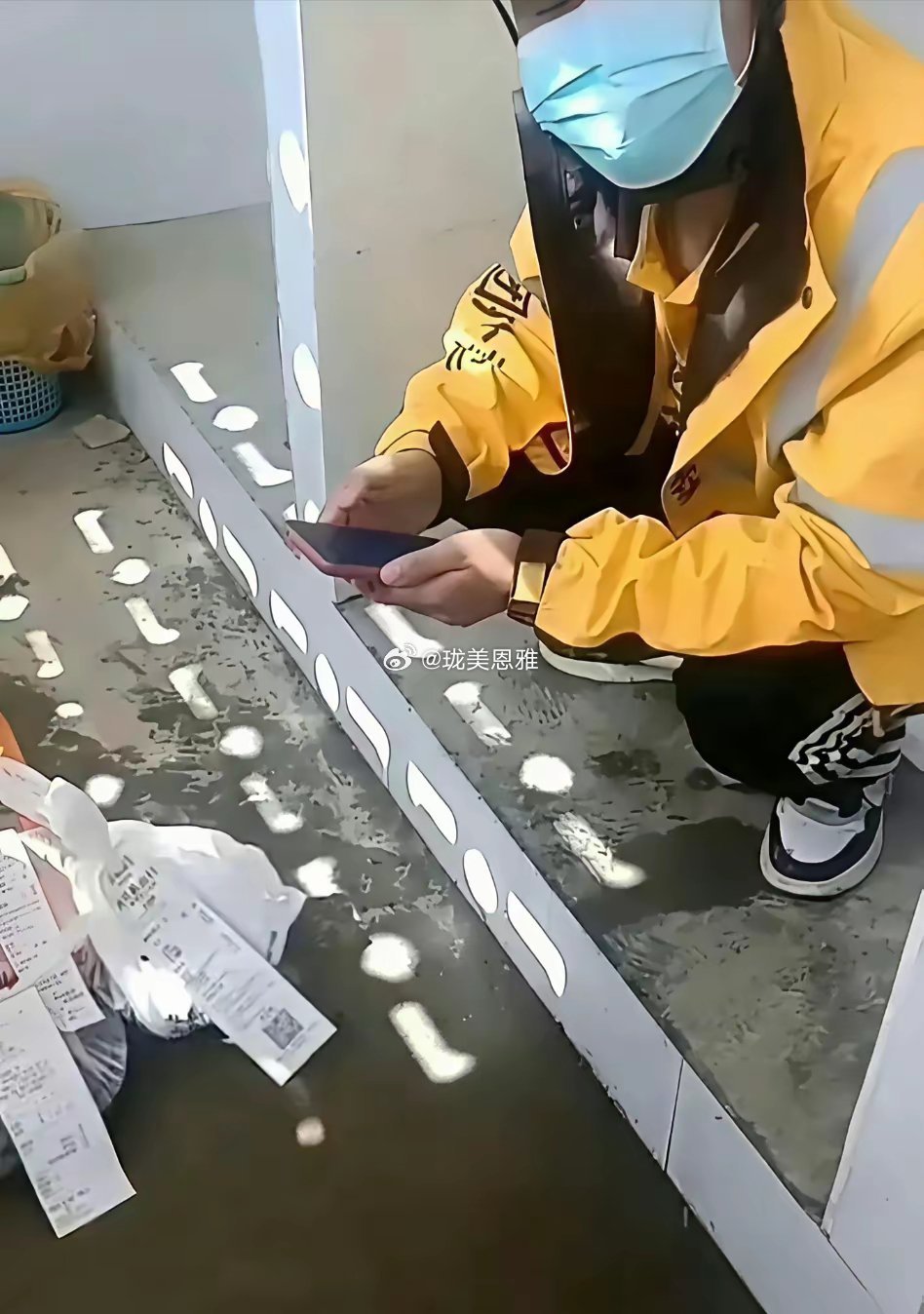 着急上厕所，外卖放车里怕被偷，只能带进去了！ 