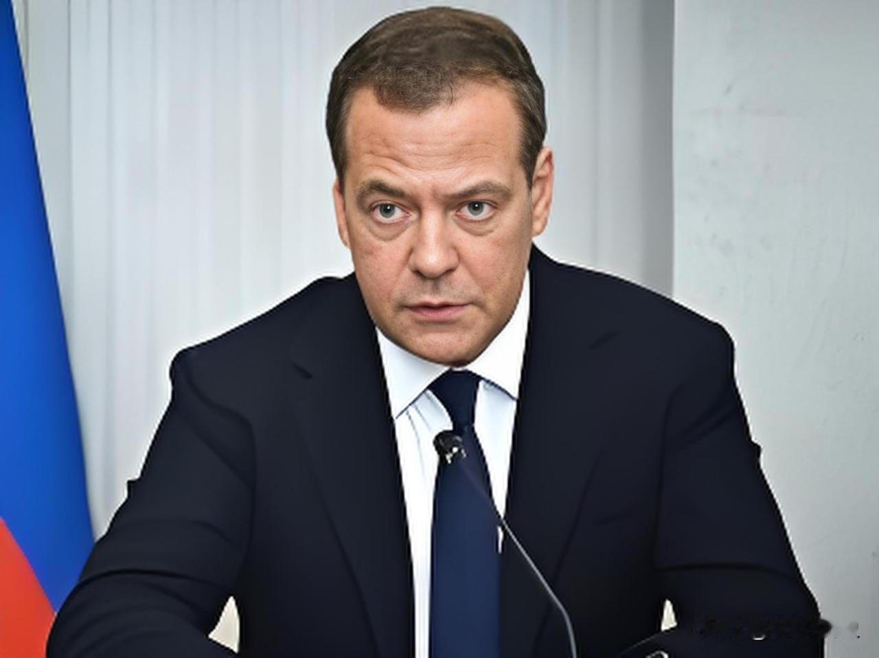 彻底决裂了！
俄罗斯安全会议副主席梅德韦杰夫公开表示，有情报显示英国和法国想提供