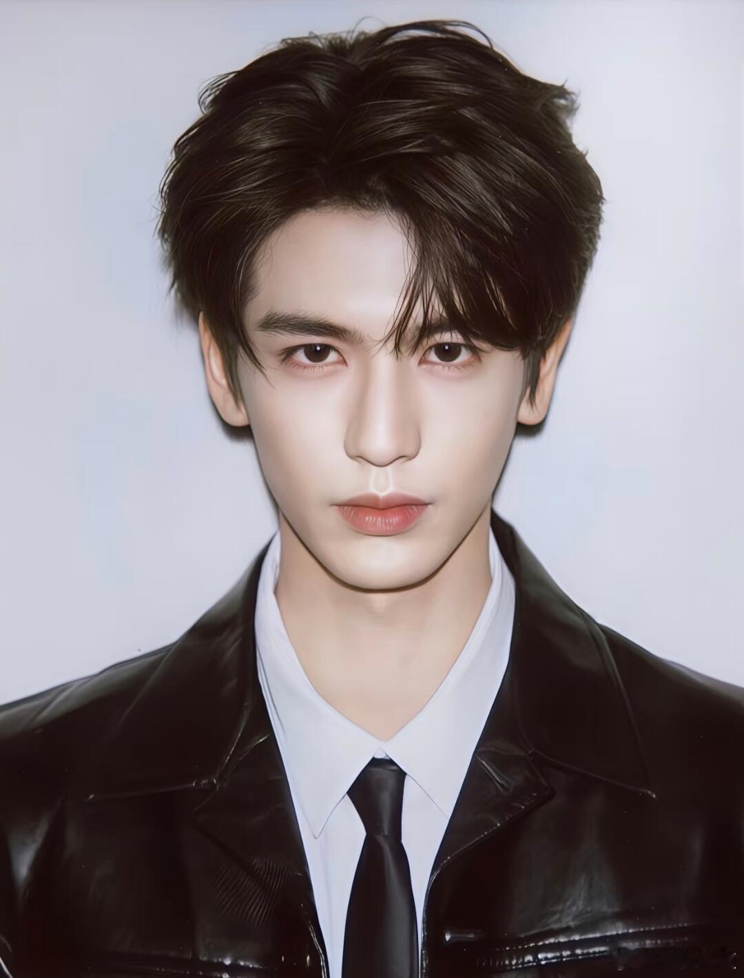 张凌赫偷瞄白鹿 救命！这是什么偶像剧名场面！张凌赫偷瞄白鹿，我直接尖叫出声！ 