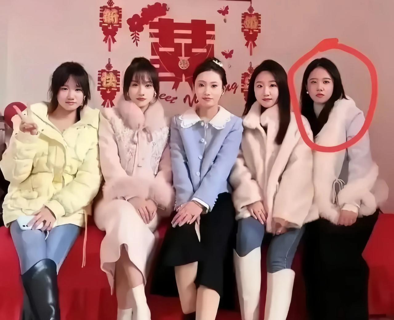 新娘和几个闺蜜在家中的合影，看得出来谁是新娘了吗？