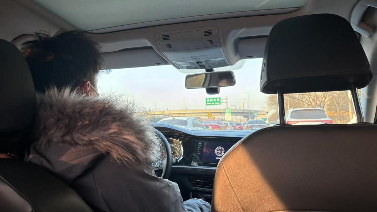 打了辆白色速腾，排量1.4T的。司机说这车是租的，租金一天140元，3个月起租，
