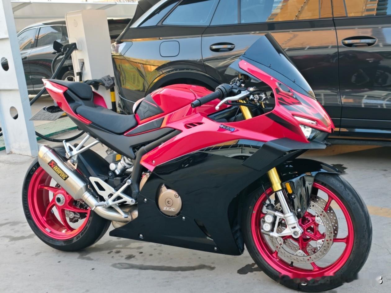 一辆售价三四十万。这么大的摩托车，可惜后面的座位设计的好小。要是买一辆，想带家人