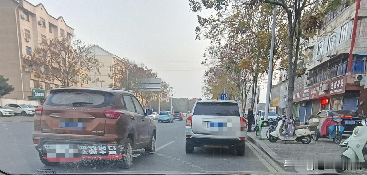 为什么会堵路?有些人为了自己方便什么都不管，车子就往路中间一停。
本来为了方便过