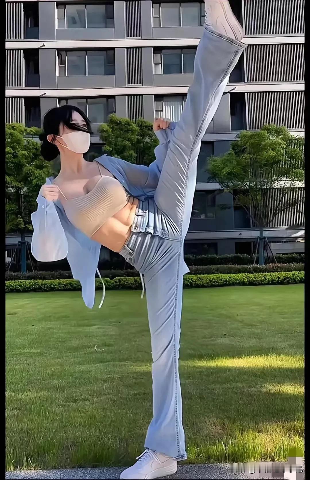 这是腹肌吗？想必是教练吧